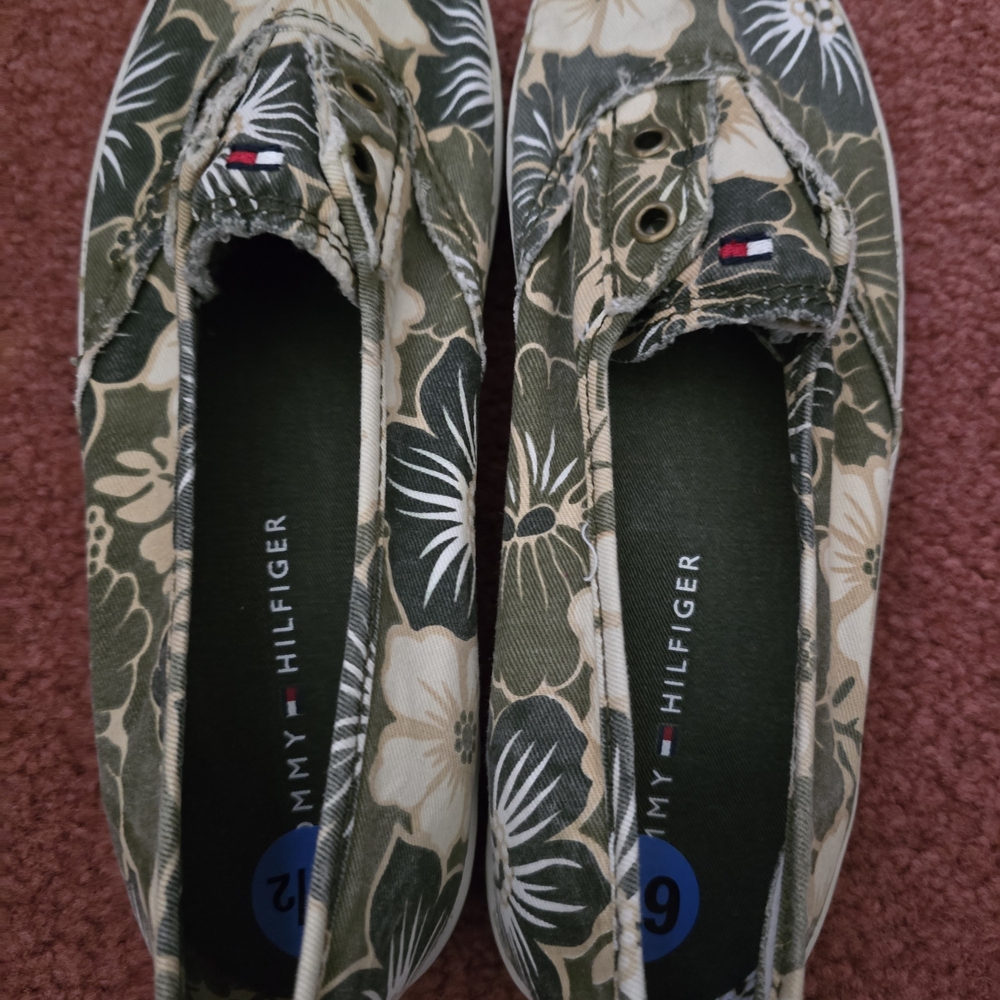 Tommy Hilfiger Green/Cream Multicolored  Floral Sneakers Sz. (6 1/2) (New)